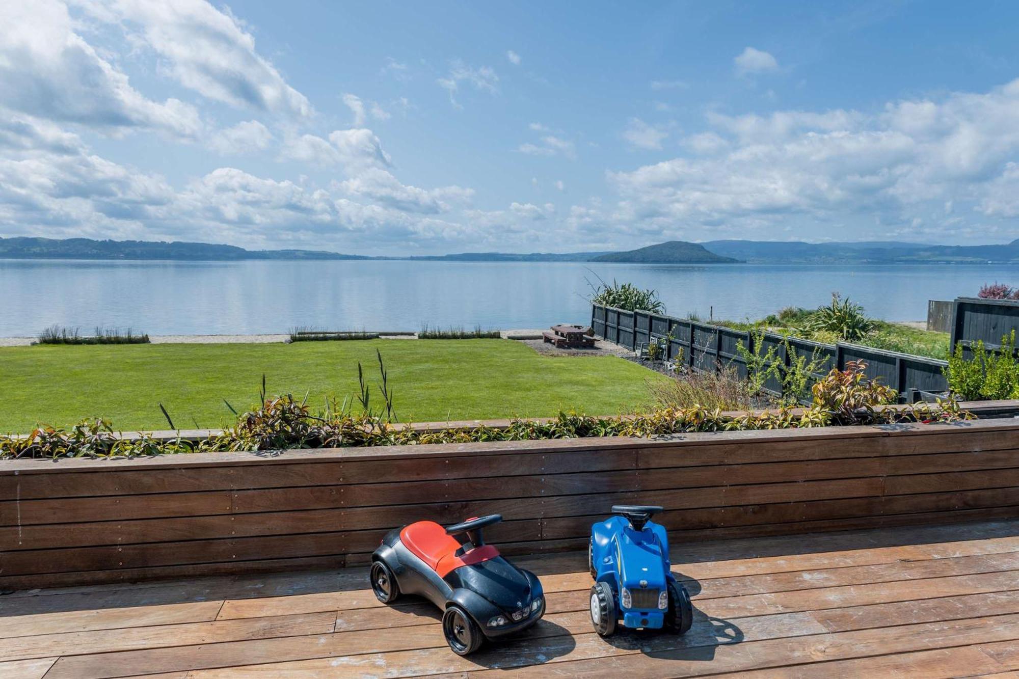 Jandals & Joy Lakefront Retreat 로토루아 외부 사진
