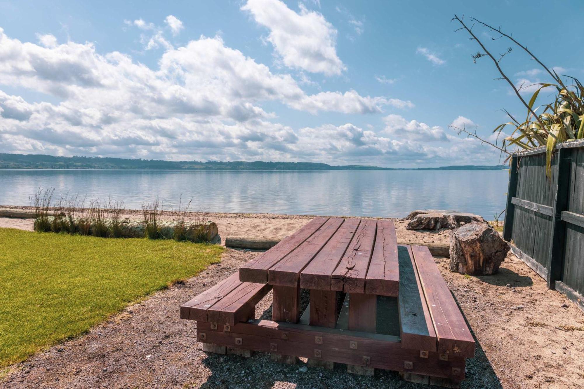 Jandals & Joy Lakefront Retreat 로토루아 외부 사진